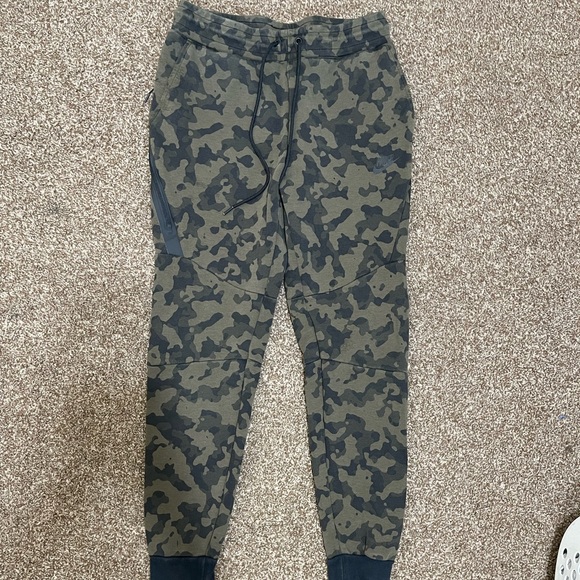 Nike camo tech fleece pants size small, slight peeling - Picture 1 of 6